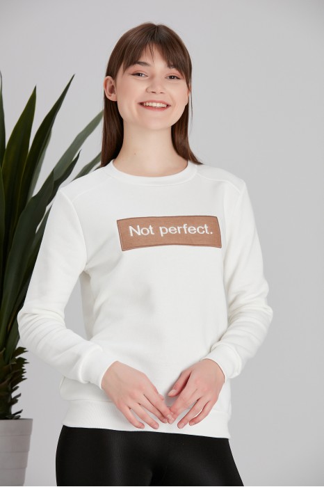 Beyaz Aplike Nakışlı Yazılı Sweatshirt